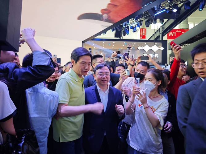 雷军缺席上海车展,雷军到访上汽