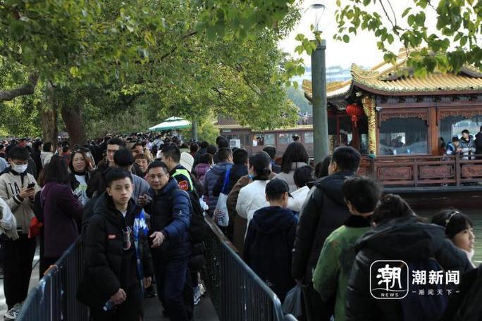 西湖游船排队半小时,西湖游船排队半小时多少钱