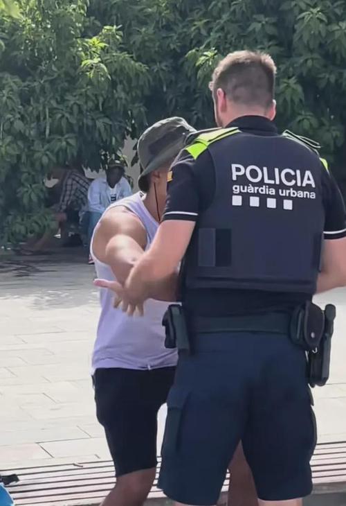 小伙制服西班牙小偷,小伙制服西班牙小偷图片